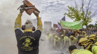 Los bomberos forestales se concentran ante las puertas de las Cortes, en fotos