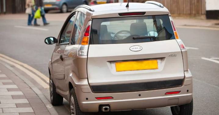 Highway Code rules reveal two times when it's legal to park on double yellow lines