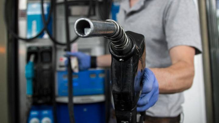 Desde hoy YPF duplica su descuento para cargar nafta a la madrugada