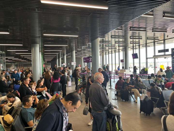 Neblina en aeropuerto retrasa y desvía vuelos en Durango