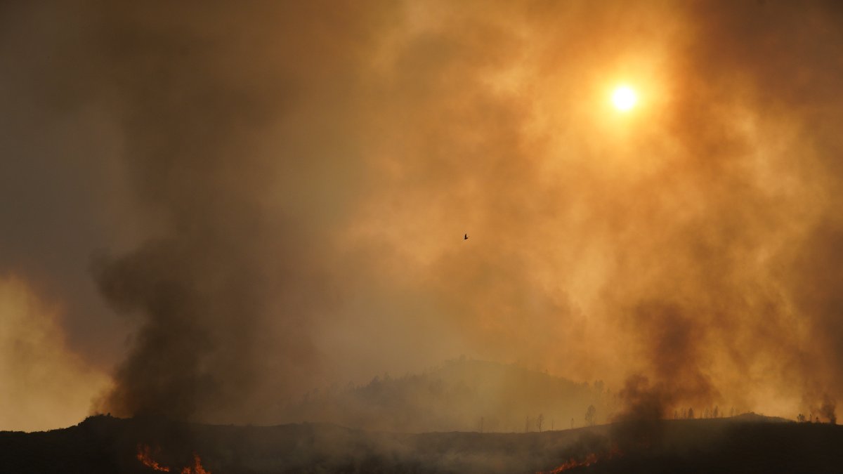 El operativo de extinción trabaja para evitar que se junten los incendios de Yeres y Llamas de Cabrera