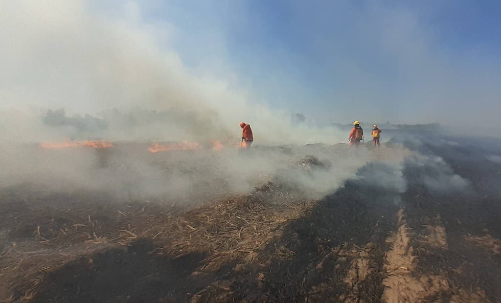 Un incendio en un campo estuvo a punto de devorar dos viviendas y puso en peligro la vida de un bebé