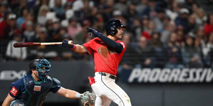 Steven Kwan makes amazing diving catch to rob Josh Naylor