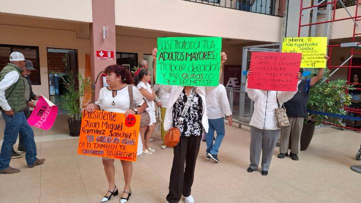 Pensionados y jubilados de Gobierno de Celaya, exigen no perder fondo de ahorro
