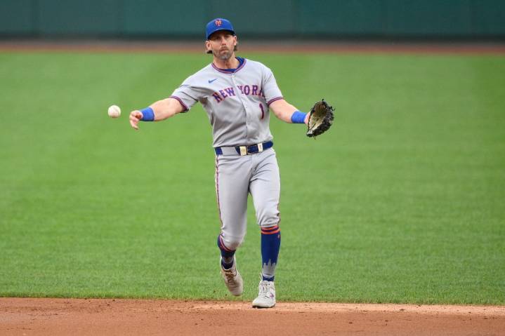 Mets Notbebook: Jeff McNeil out vs. Nationals with sore shoulder