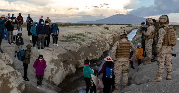 Preocupación por inmigración es lo que más sube en un año: Fractura en la convivencia "es cada vez más grande"