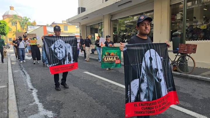 Ciudadanos marchan contra el abandono animal en el zoológico del Paseo del Río