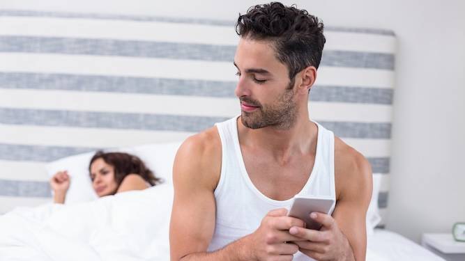 Man snooping on girlfriend's phone gives up after first 500 messages of group chat