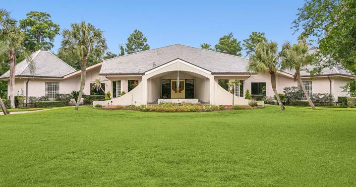 Unusual New Orleans home filled with contemporary art is priced at $1.7M. Get a look inside.
