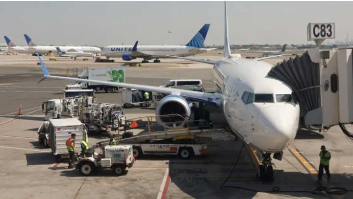 Denuncian a dos aerolíneas por vender como ventana unos asientos situados contra una pared