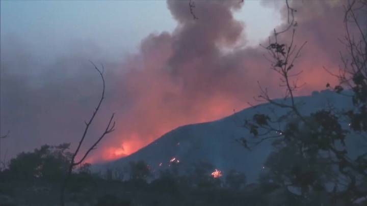 Castilla la Mancha moviliza 5 medios aéreos y 18 efectivos para colaborar en tres incendios en Cáceres, Badajoz y Salamanca More