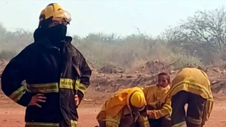 Máxima tensión: cinco bomberos voluntarios quedaron encerrados por las llamas