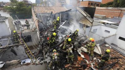 Dos heridos tras accidentarse una avioneta en un barrio de Medellín