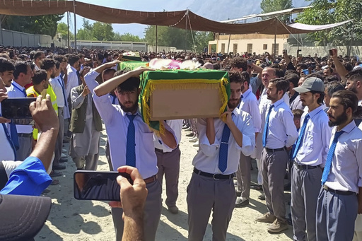 Deslave masivo mata a 7 voluntarios que reparaban daños por inundaciones en el norte de Pakistán