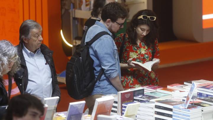 Solo la mitad de los que visitan la Feria del Libro compran libros