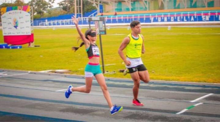 Paratleta Ashley Parica primera en la prueba de 600 y 150 metros