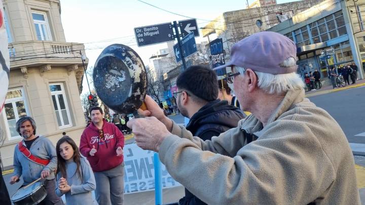 Tensión en Junín por la llegada de Javier Milei: insultos y piedras a la comitiva