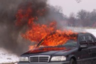 Tu auto puede incendiarse en menos de dos minutos y estos consejos te ayudarán a reaccionar mejor