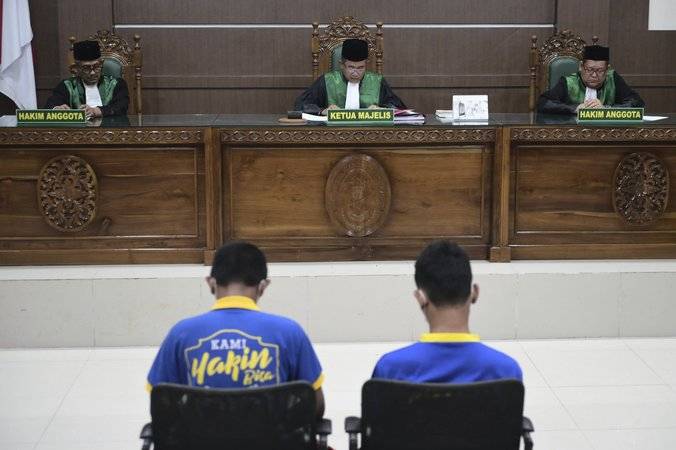 Islamic Shariah court in Indonesia’s Aceh province sentences 2 men to public caning over sexual acts