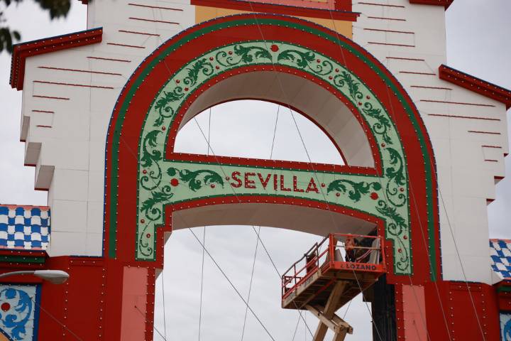 El Ayuntamiento: "El desmontaje de la portada de la Feria no supera los dos meses"