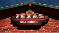 Mass. man charged with threatening Texas Roadhouse staff with gun, steak knife