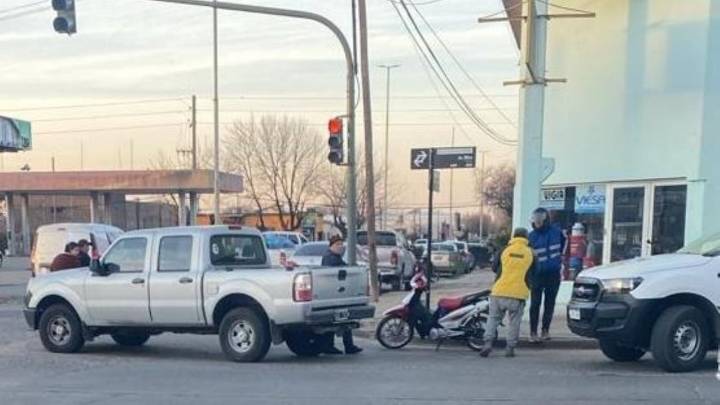 Colisión entre una camioneta y una motocicleta sin heridos