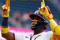 Ronald Acuña Jr. duplica, extiende su cadena ofensiva y alcanza a un inmortal de Cooperstown