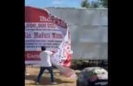 EN VIDEO: berrinche de un chavista por la valla gigante de la recompensa por Maduro en la frontera con Venezuela