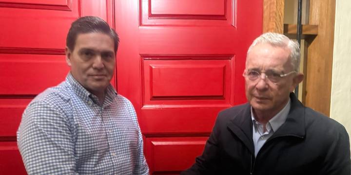 Uribe abre la puerta a Juan Carlos Pinzón: lo respalda como opción presidencial y busca alianza amplia para elecciones del 2026