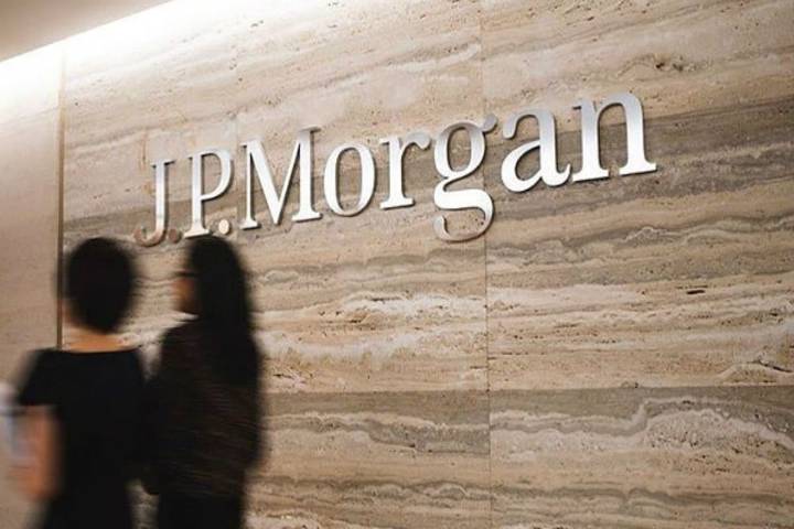 Los gastó en arte y joyas. Una mujer de 85 años acusa a un banco por no haber impedido que su hijo le robara US$8 millones