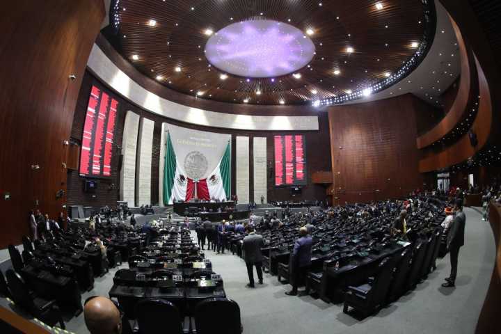 Morena define su postura sobre Kenia López en la Mesa Directiva