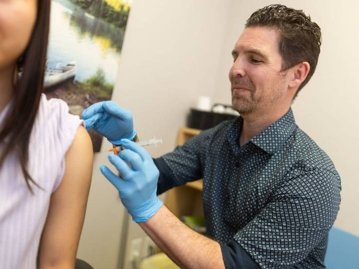 Most Albertans to pay $100 for COVID-19 vaccination this fall