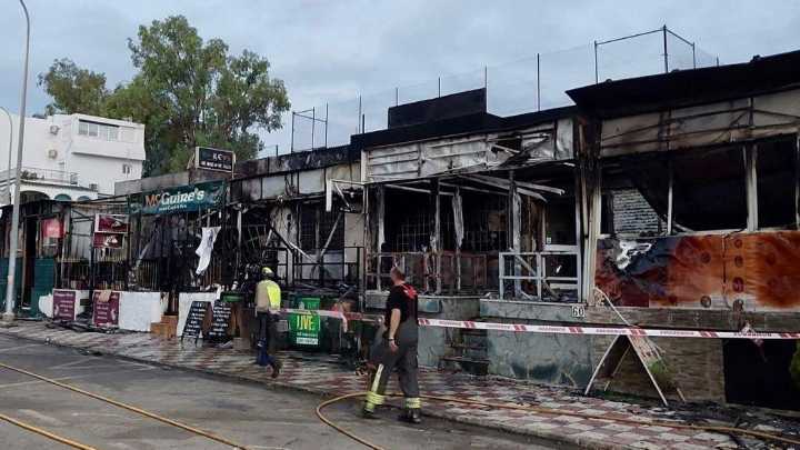 Investigan el origen del incendio que afectó a siete locales comerciales de Torremolinos