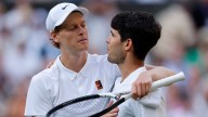 Jannik Sinner y Carlos Alcaraz juegan el primer set en la final del Masters 1000 de Cincinnati