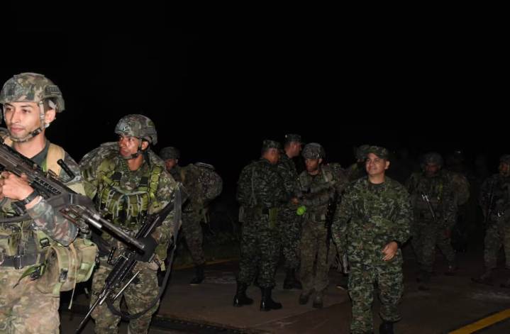 Comunidad del Guaviare entregó a 34 uniformados retenidos en El Retorno tras mediación de la Defensoría del Pueblo