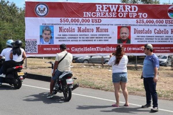 Instalan una valla con una recompensa por Nicolás Maduro y Diosdado Cabello en la frontera entre Colombia y Venezuela