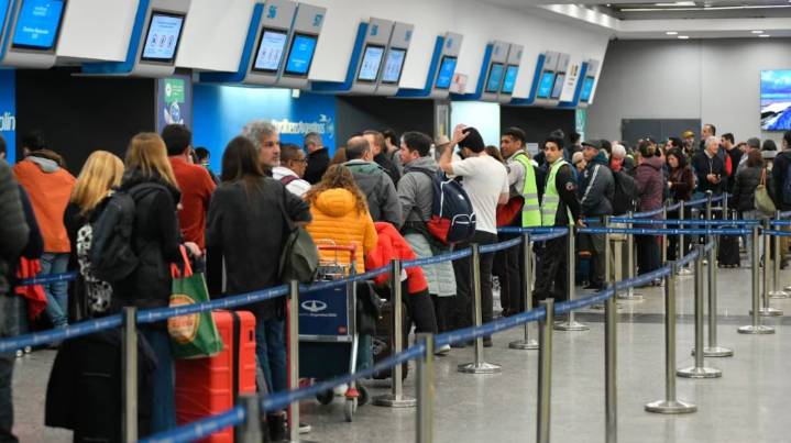Paro de controladores aéreos: Aerolíneas Argentinas canceló 28 vuelos y reprogramó otros 43