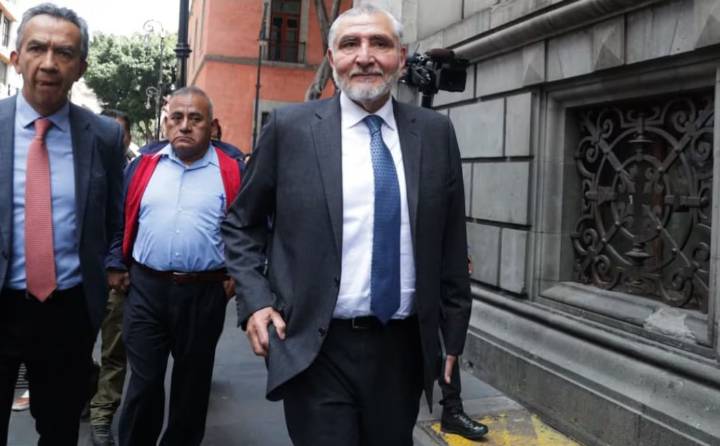 “SALUDOS a ‘La Barredora’”: ciudadanos le gritan a Adán Augusto López en calles del Centro Histórico
