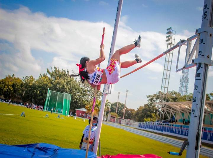 Lara firme en atletismo JDNE 2025 con dos nuevas medallas de oro  