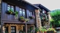 Uno de los pueblos más bonitos de Cantabria: arquitectura tradicional dentro de un parque natural