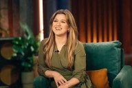 Kelly Clarkson Wore a Short-Sleeve Sweater and Dark Blue Jeans