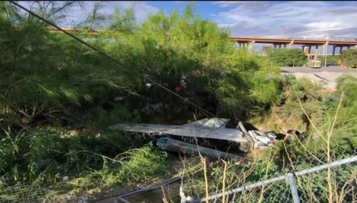 Tráiler cargado de maseca cae a canal