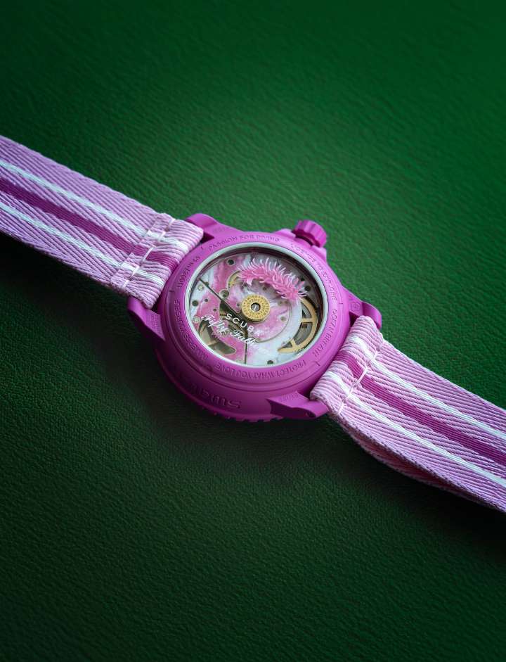 La última locura de moda: largas colas para comprar un reloj que solo se vende en las noches de luna llena