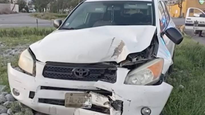 Conductor realiza mala maniobra al volante y provoca aparatoso accidente en V. Carranza