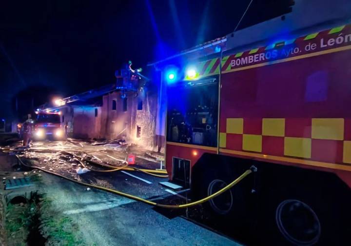 Una mujer hospitalizada tras un incendio de madrugada en León capital