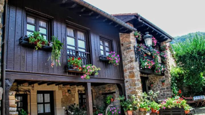 Uno de los pueblos más bonitos de Cantabria: arquitectura tradicional dentro de un parque natural