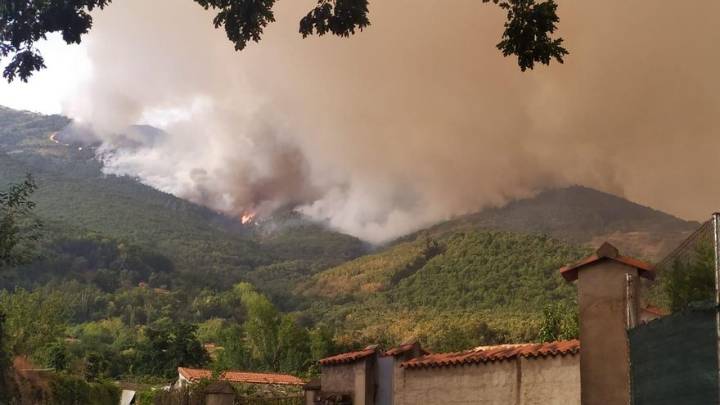 El fuego de Cáceres sigue avanzando sin control