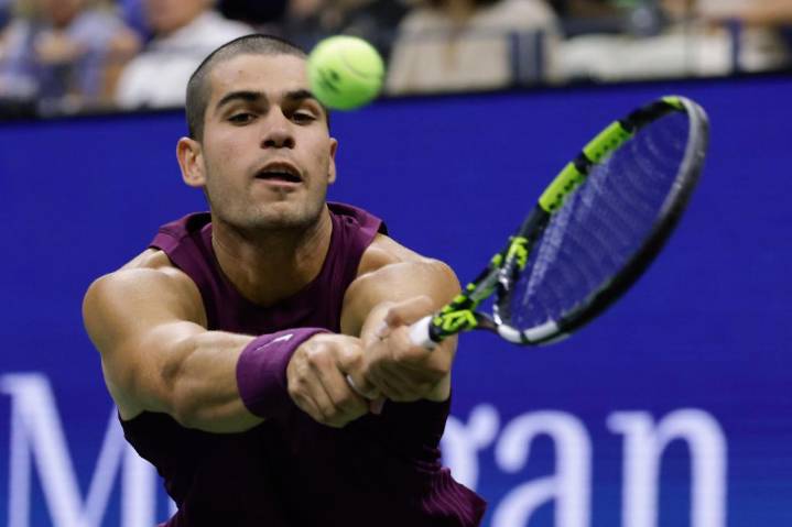 Con su corte de pelo accidental, Carlos Alcaraz gana sin despeinarse en el US Open