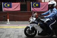 Detienen a un hombre en Malasia por colocar la bandera nacional del revés