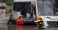 Rescatan en lanchas a trabajadores atrapados en autobús